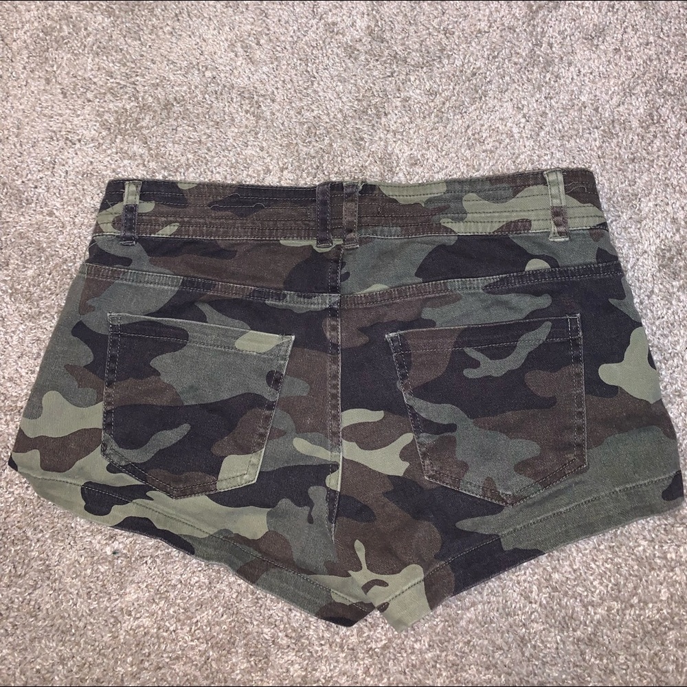 Forever 21 Green & Black Camouflage Jean shorts size 26 - Picture 8 of 9